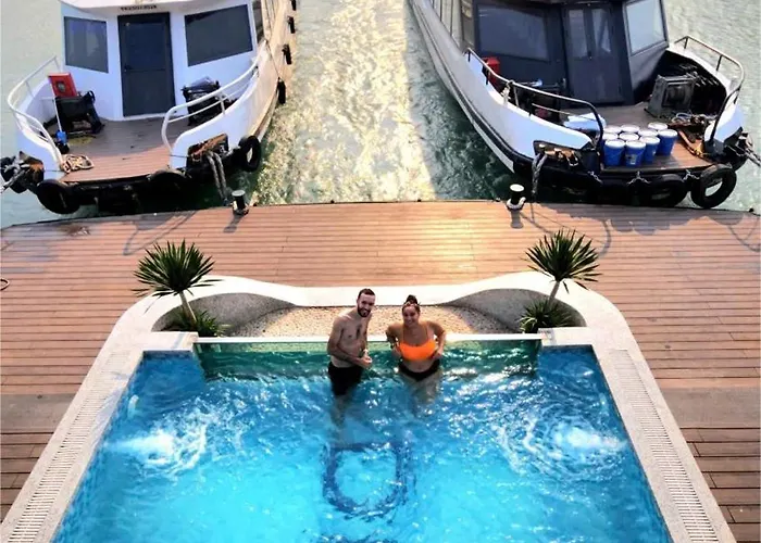 Diana Cruises Bay - Luxury By Venus Group Hotel en barco